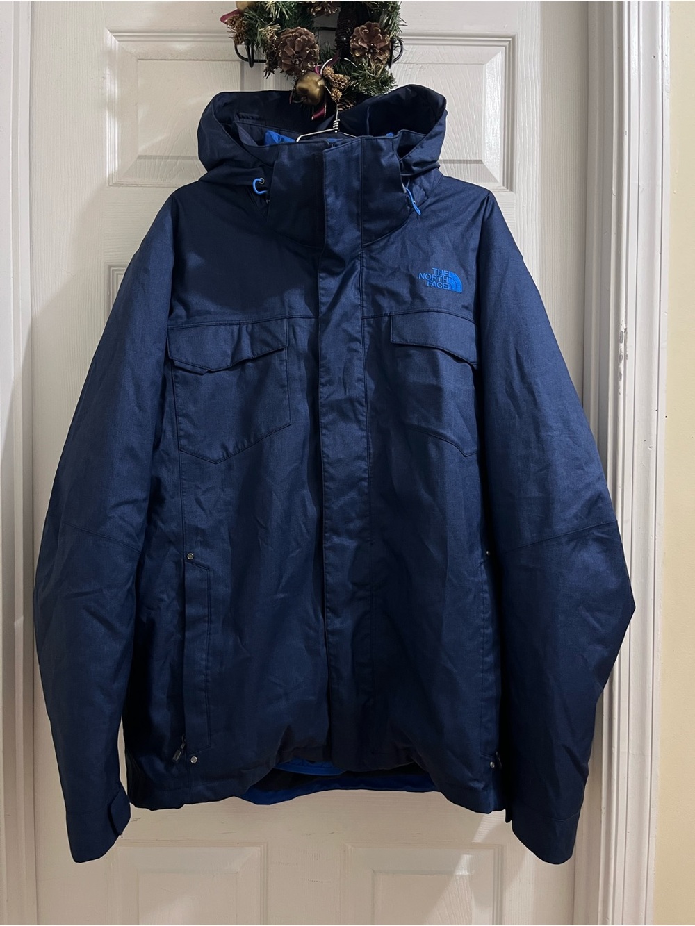 Northface Tri-Climate
Hy-Vent/Thermoball
Waterproof
Hooded Jacket
Size XL Men - Picture 7 of 16